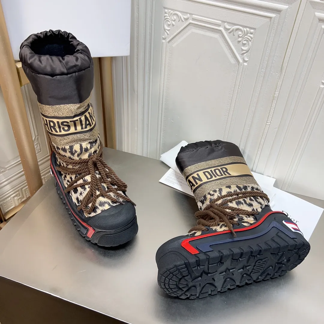 Men's shoes p600! The highest version on the market, Dior Dior's king style snow boots, ski boots, fat and cute, so cute →_→ from the DiorAlps limited series, unique. Shiny nylon Oblique print upper with criss-cross straps for an ideal fit. The technical fabric of the boot shaft, short-cut version, can be worn in the city or in the mountains. It makes the calf slimmer and taller, warm and concave. The boot shaft and sole are made of original waterproof padded lining. The embroidered fabric is original star ⭐ rubber non-slip thick sole and multi-module combination outsole. The size is 35-40. 41Customized